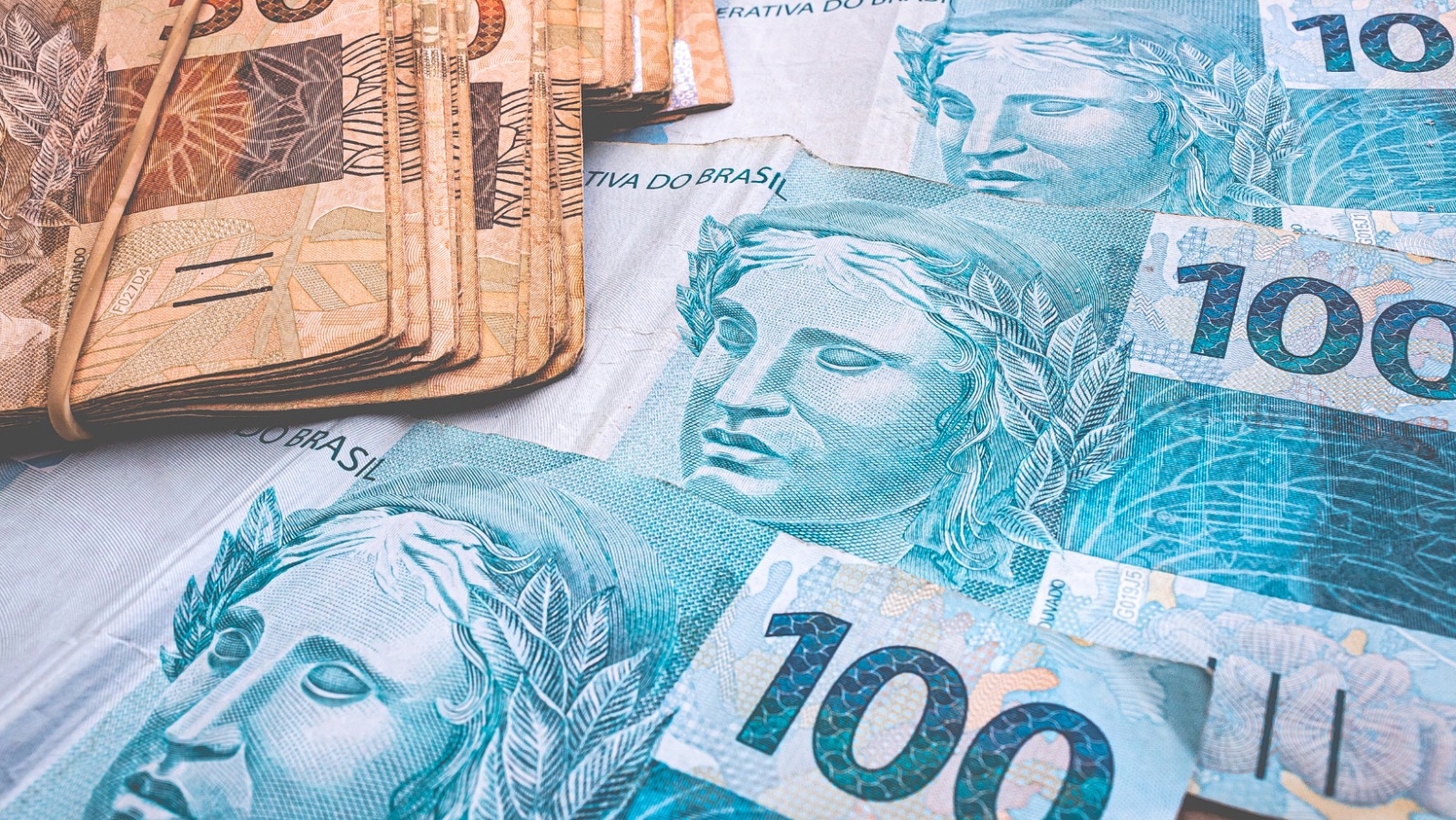 Arcabouço fiscal tem meta de superávit e controle de gastos